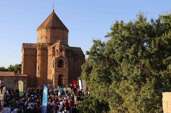 Akdamar Adası’nda Çok Dilli Konser