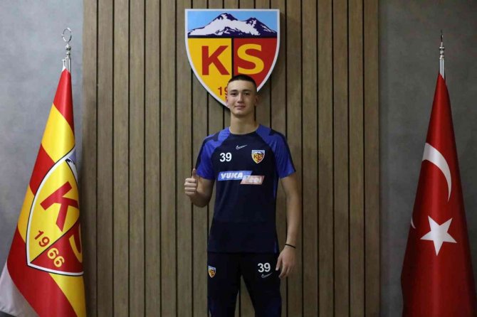 Kayserispor’da Mehmet Şamil Öztürk Profesyonel İmzayı Attı