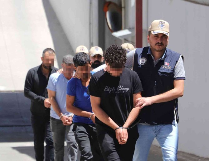 Örgüt İçerisinde Silahlı Fotoğrafları Çıktı, "Biz Değiliz" Dediler