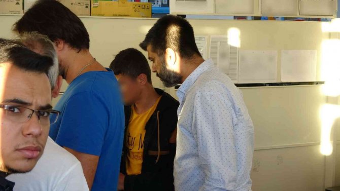 Bıçakla Marketi Soymak İsteyen Şahıs Yaka Paça Yakalandı