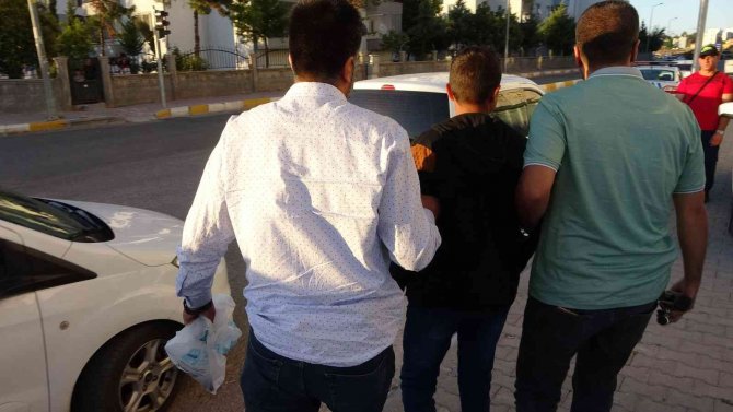 Bıçakla Marketi Soymak İsteyen Şahıs Yaka Paça Yakalandı