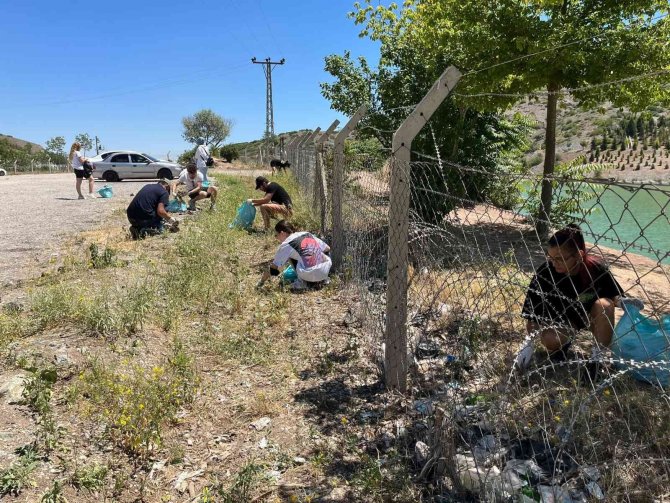 Çevre Gönüllüleri Gölet Çevresinde 2 Saatte 97 Torba Çöp Topladı