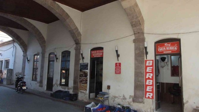 Balıkesir’de Altından Yol Geçen 278 Yıllık Cami Büyük İlgi Çekiyor