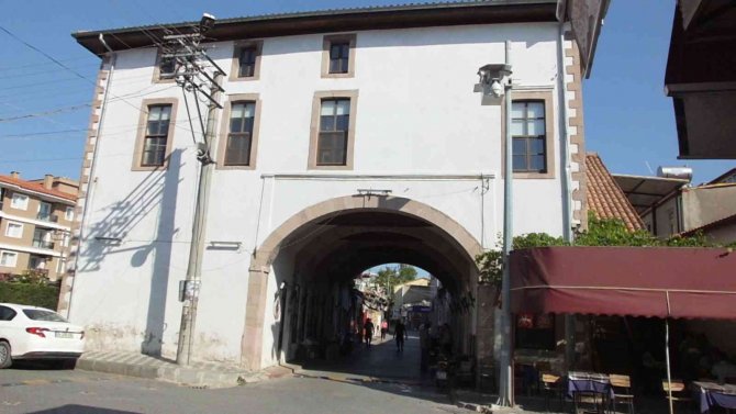 Balıkesir’de Altından Yol Geçen 278 Yıllık Cami Büyük İlgi Çekiyor