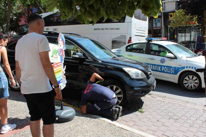 Bandırma’da Arabaya Sıkışan Yavru Kediyi İtfaiye Kurtardı