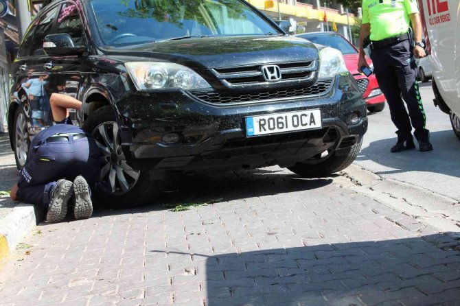 Bandırma’da Arabaya Sıkışan Yavru Kediyi İtfaiye Kurtardı