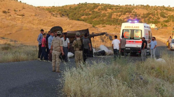 Batman’da Saman Yüklü Traktör Devrildi: 2 Yaralı