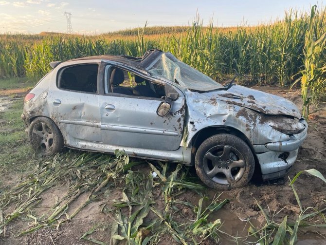 Takla Atan Otomobil Mısır Tarlasına Uçtu: 1 Yaralı