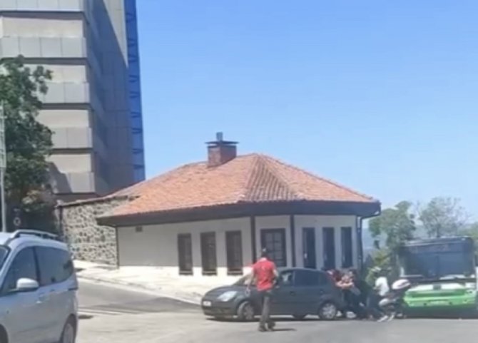 Bursa’da Yolda Kalan Sürücünün Yardımına Polis Yetişti