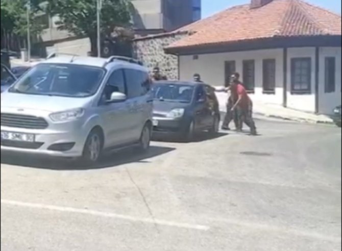 Bursa’da Yolda Kalan Sürücünün Yardımına Polis Yetişti