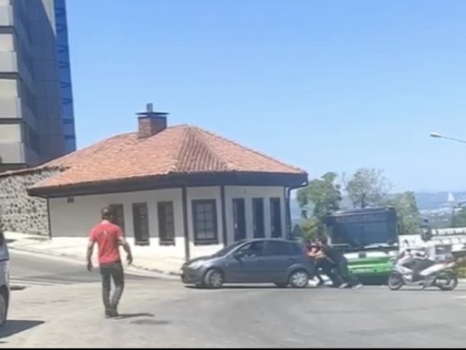 Bursa’da Yolda Kalan Sürücünün Yardımına Polis Yetişti
