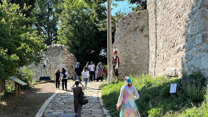 Asırları Geride Bırakan Ceneviz Kalesi’ne Ziyaretçi Akını