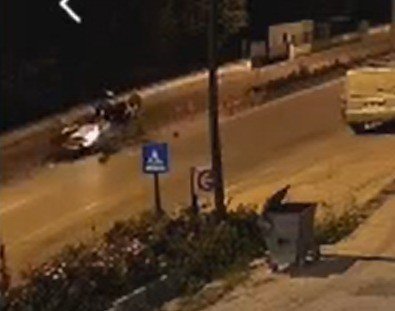 Motosikletin Otomobile Süratle Çarptığı Kaza Kamerada