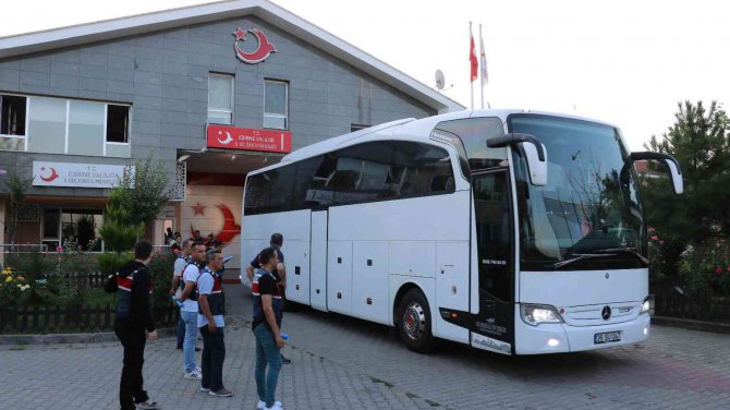 Edirne’de 215 Afgan Göçmen Sınır Dışı Edilmek Üzere İ̇stanbu’a Gönderildi