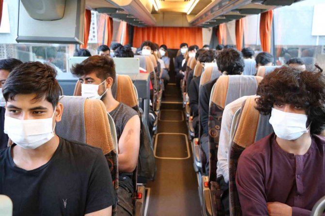 Edirne’de 215 Afgan Göçmen Sınır Dışı Edilmek Üzere İ̇stanbu’a Gönderildi