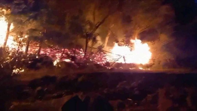 Elazığ’da Tarlada Çıkan Yangını Köylüler Söndürdü