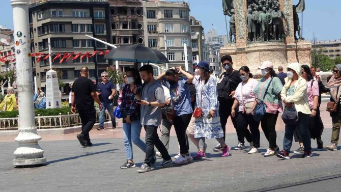 Taksim’de Sıcaktan Bunalan Vatandaşlar Serinlemek İçin Çeşitli Yollara Başvurdu