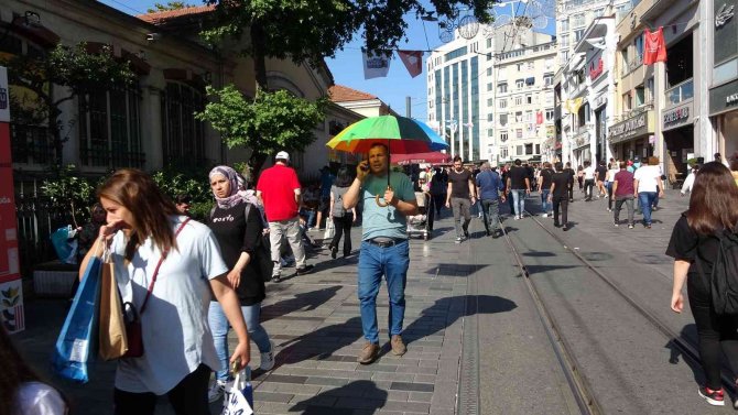 Taksim’de Sıcaktan Bunalan Vatandaşlar Serinlemek İçin Çeşitli Yollara Başvurdu