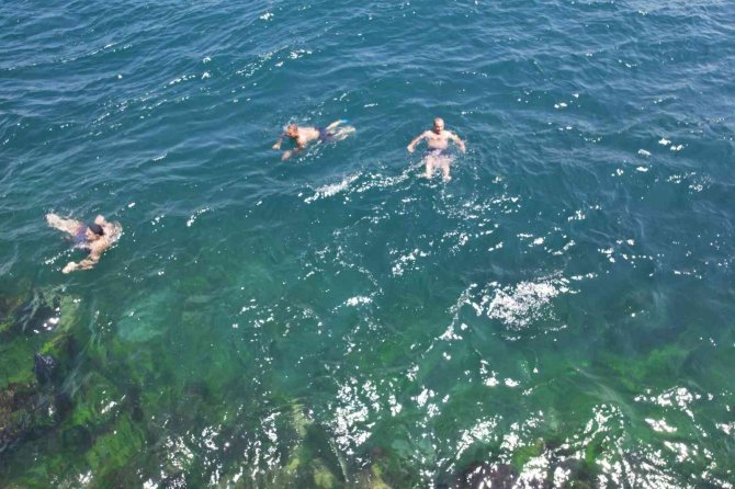 Sarayburnu Sahili Sıcaktan Bunalıp Denize Girenlerle Doldu