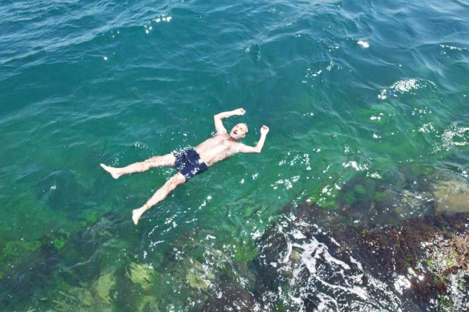 Sarayburnu Sahili Sıcaktan Bunalıp Denize Girenlerle Doldu