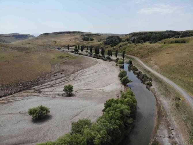 Sular 20 Metre Çekildi, Eski Kars-ardahan Karayolu Ortaya Çıktı