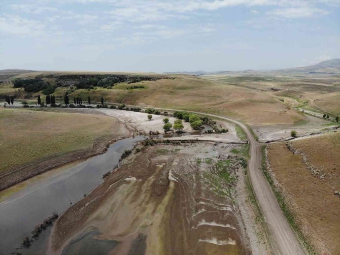 Sular 20 Metre Çekildi, Eski Kars-ardahan Karayolu Ortaya Çıktı