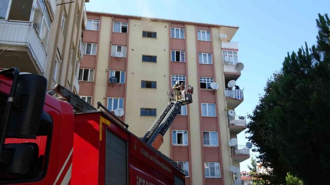 Kartal’da Apartmanda Korkutan Yangın, Mahsur Kalan 3 Kişi Kurtarıldı
