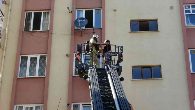 Kartal’da Apartmanda Korkutan Yangın, Mahsur Kalan 3 Kişi Kurtarıldı