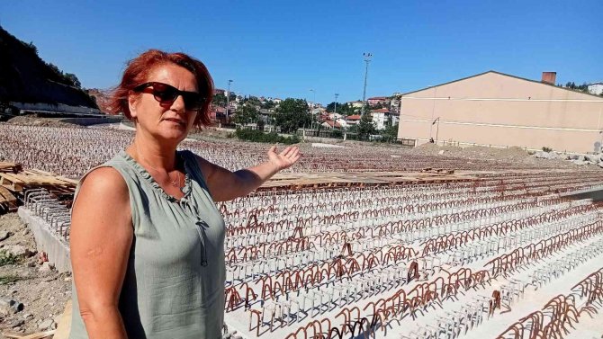 Selde Yaya Geçitleri Yıkıldı, Vatandaşlar İnşaat Halindeki Köprüden Geçiyor