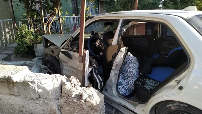 Develi’de Otomobil Evin Bahçesine Girdi: 4 Yaralı