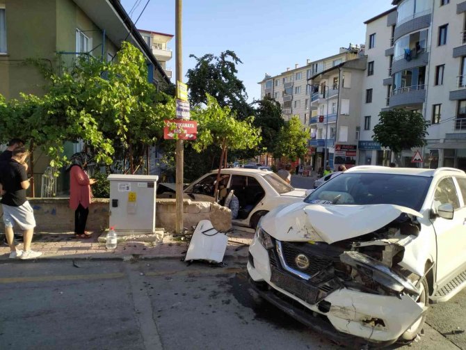 Develi’de Otomobil Evin Bahçesine Girdi: 4 Yaralı