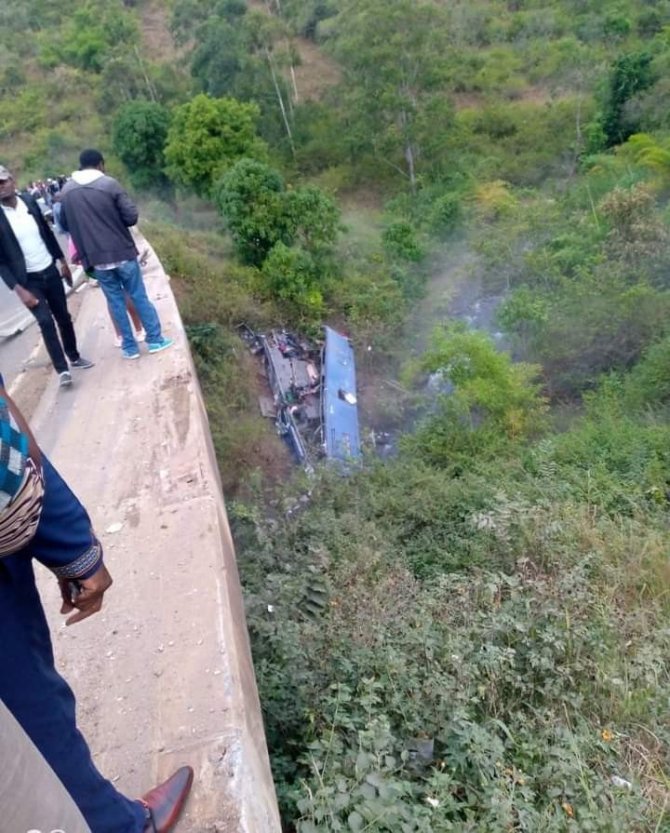 Kenya’da Yolcu Otobüsü 40 Metre Yükseklikten Nehre Düştü: 24 Ölü