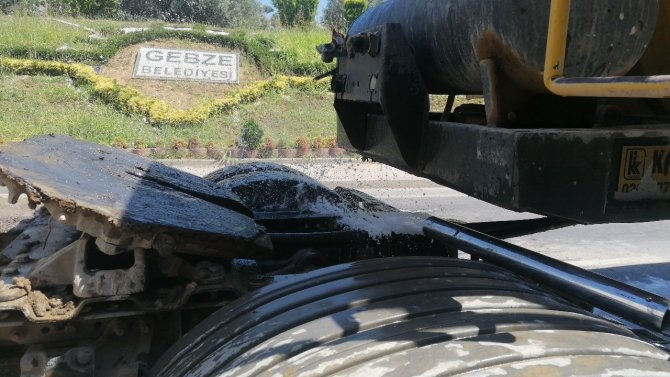 Balataları Isınan Tırın Lastiği Yandı