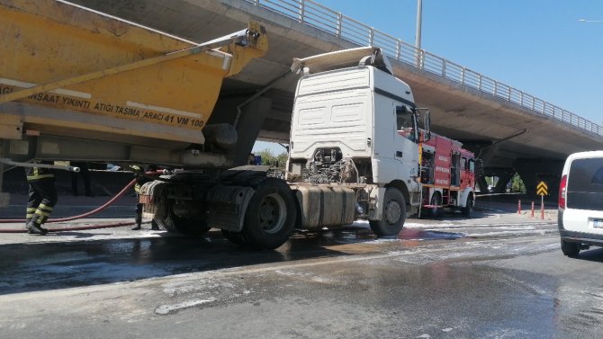 Balataları Isınan Tırın Lastiği Yandı