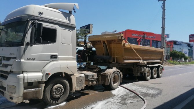 Balataları Isınan Tırın Lastiği Yandı