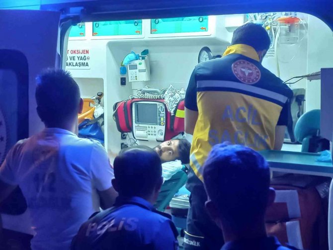Göğsünden Yaralanan Kişi Büfedeki Vatandaşlardan Yardım İstedi