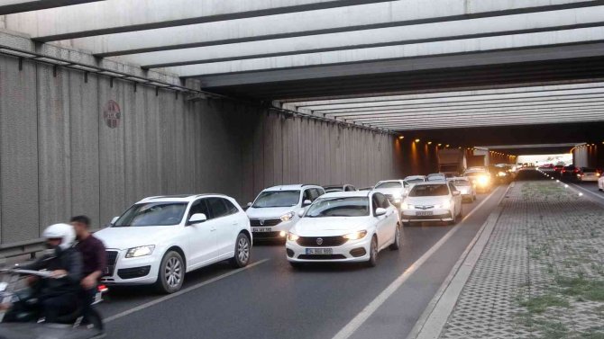 Alt Geçitte Zincirleme Kaza: 1 Yaralı