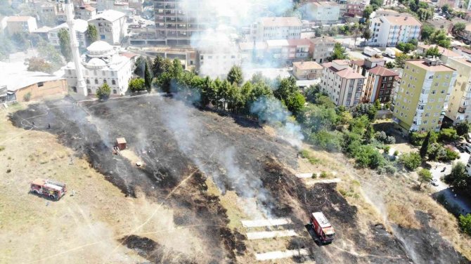 Maltepe’de Boş Arsadaki Yangın İş Yerine Sıçramadan Kontrol Altına Alındı