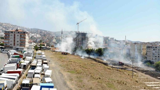 Maltepe’de Boş Arsadaki Yangın İş Yerine Sıçramadan Kontrol Altına Alındı