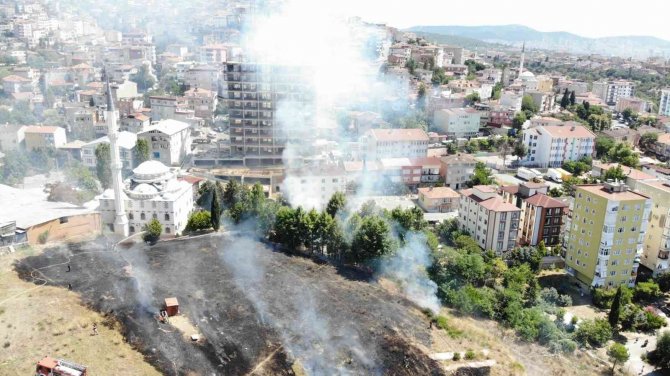 Maltepe’de Boş Arsadaki Yangın İş Yerine Sıçramadan Kontrol Altına Alındı