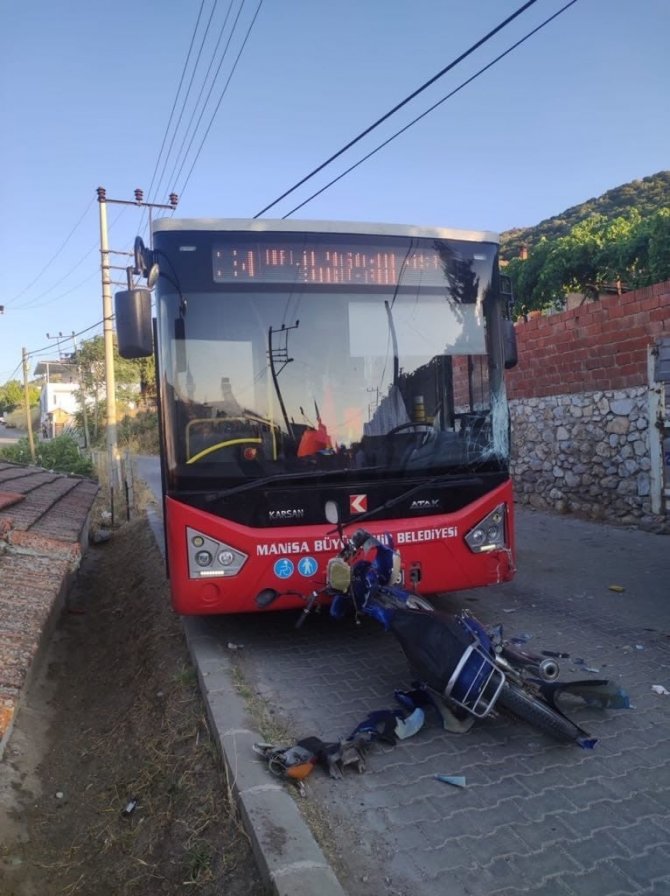 Motosiklet Otobüse Çarptı: 1 Yaralı