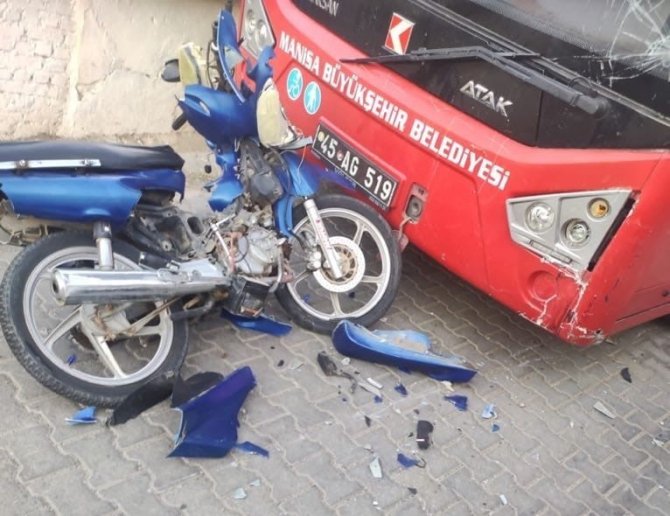Motosiklet Otobüse Çarptı: 1 Yaralı