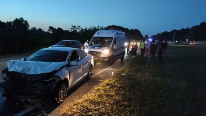 D-650’de İki Otomobil Çarpıştı: 1’i Çocuk 3 Yaralı