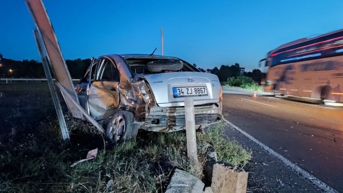 D-650’de İki Otomobil Çarpıştı: 1’i Çocuk 3 Yaralı