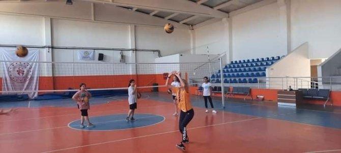Sarıgöl’de Voleybol Kursuna Yoğun İlgi