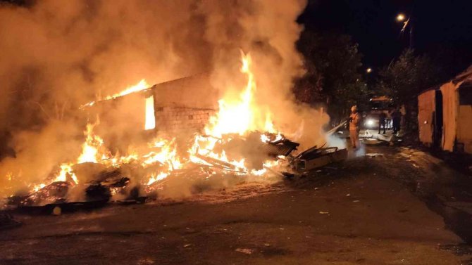 Sultangazi’de Gecekondu Alev Alev Yandı