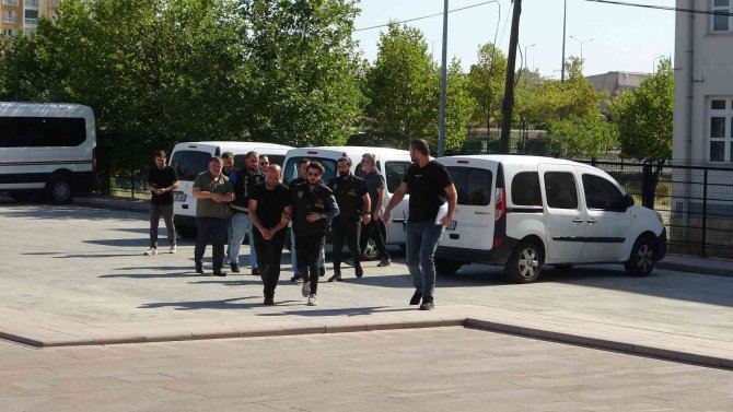 Çete Kurup Polis Kılığına Girdi, Ağabeyini Yaralayıp Gasp Etti