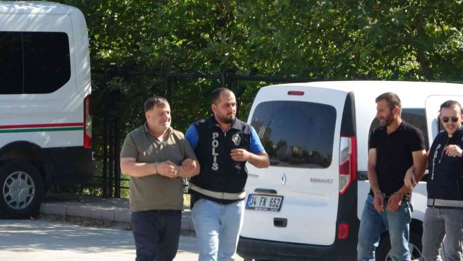 Çete Kurup Polis Kılığına Girdi, Ağabeyini Yaralayıp Gasp Etti