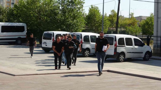 Çete Kurup Polis Kılığına Girdi, Ağabeyini Yaralayıp Gasp Etti
