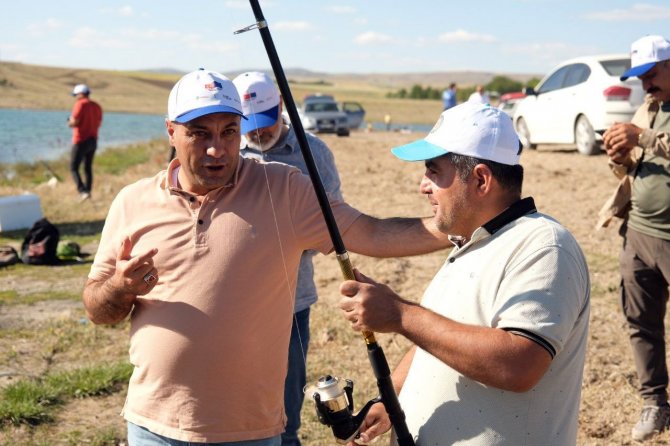 Büyük Balığı Tuttular, Ödülü Kaptılar